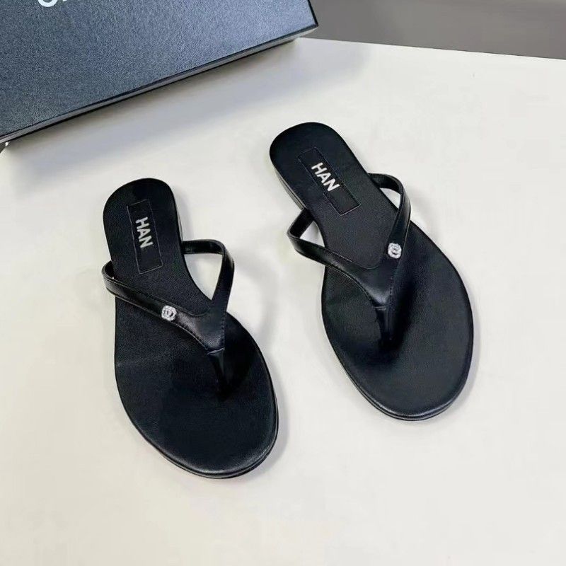 26SS For Flops Flat Flip Women Summer Diamond Buckle Toe Clip Beach Sandals Casual Comfortable Versatile_vogvips.com