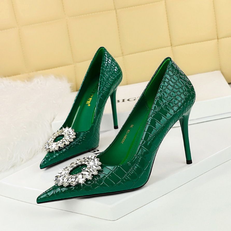 Stiletto heels, shallow mouth, pointed point, vintage patent leather, snake-print rhinestone buckle women's single shoes_vogvips.com