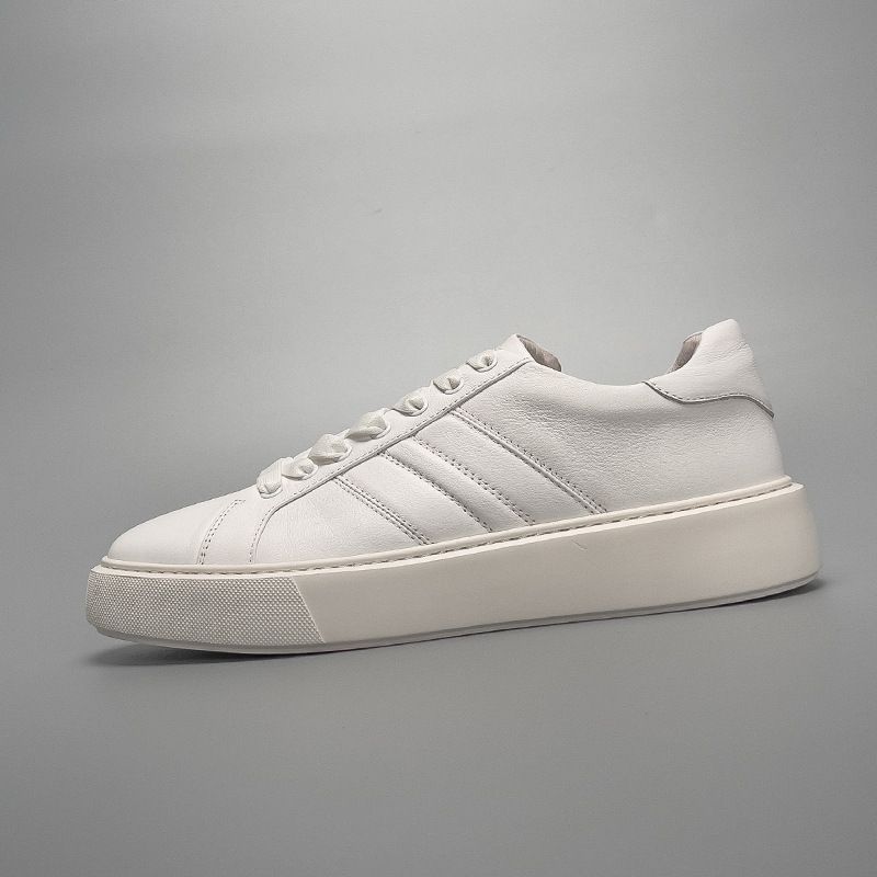 Guangzhou Handmade Board New Casual Thick Sole Lightweight Breathable Versatile High-end White Men's Shoes_vogvips.com