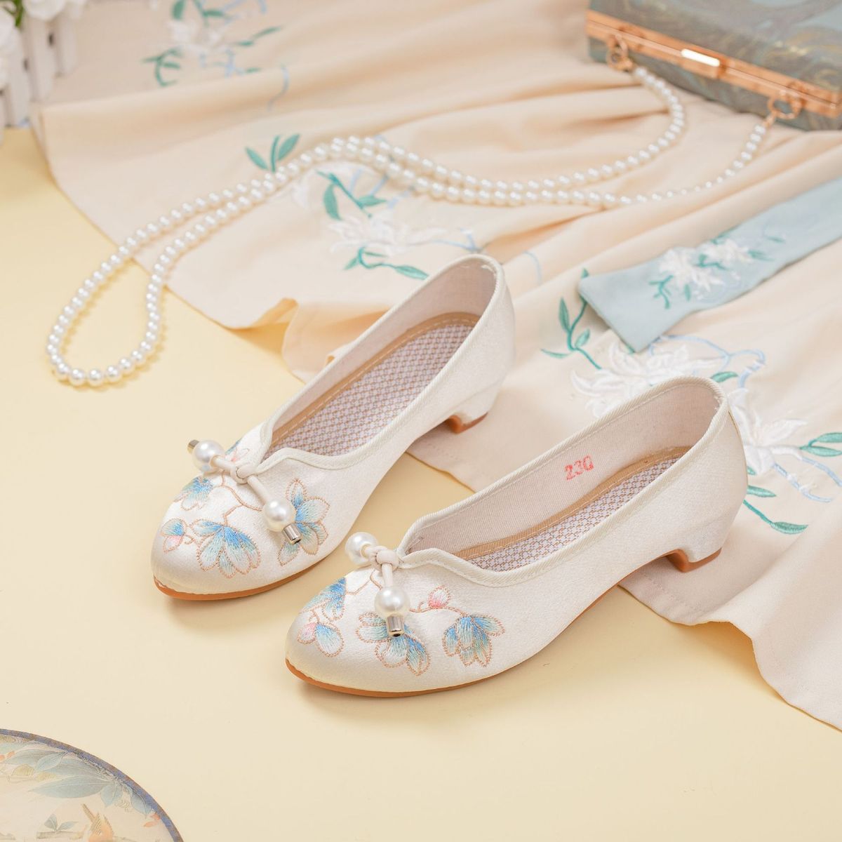 Women’s Shoes Summer New Embroidered Shoes For Women Old Cloth Shoes Ethnic Style Low Heels Style Cheongsam Shoes Retro Pointed Shoes_vogvips.com