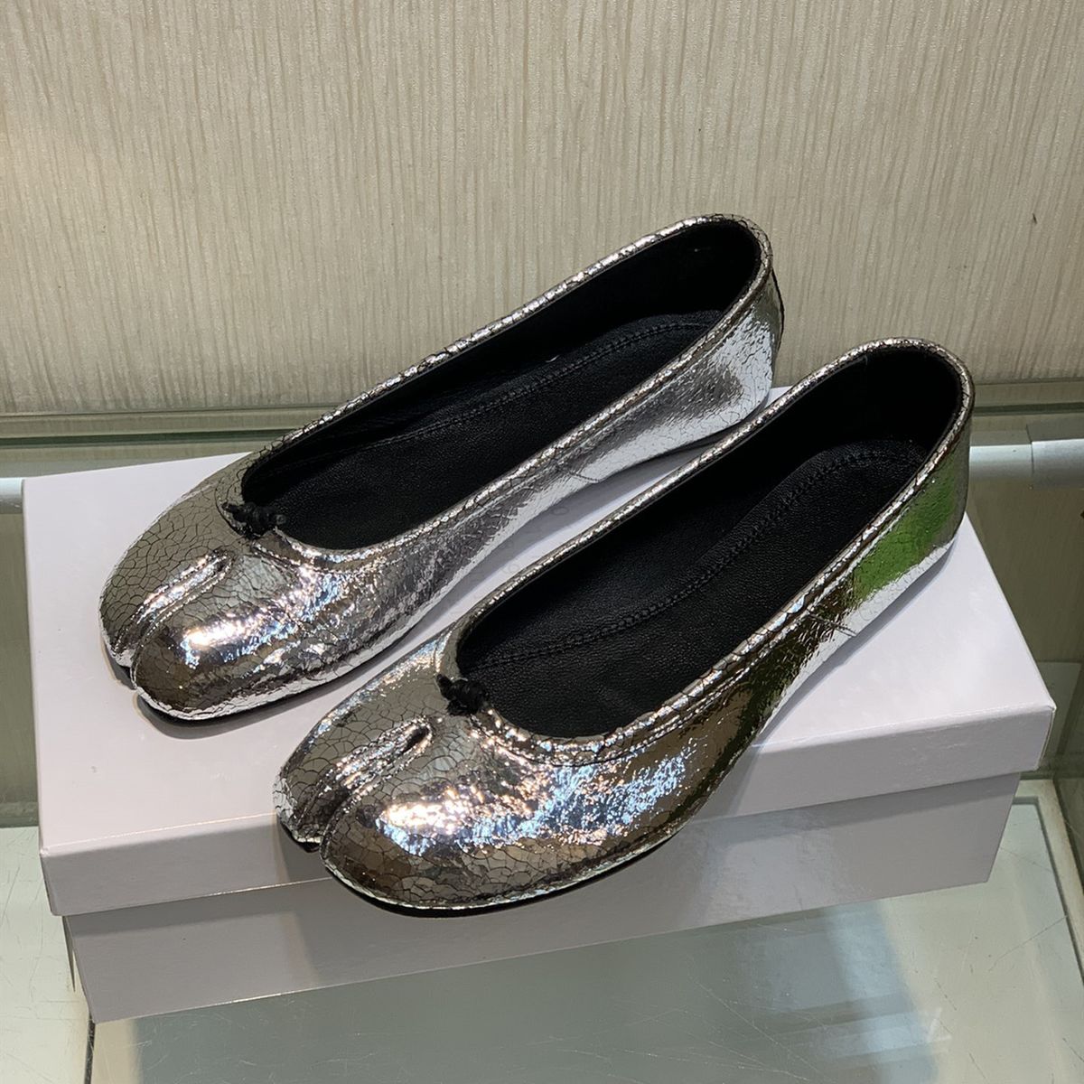 Big Hit! Original Factory Supply Channel Goods! European And American Genuine Leather Ninja Toe Silver Crack Ballet Pig_vogvips.com