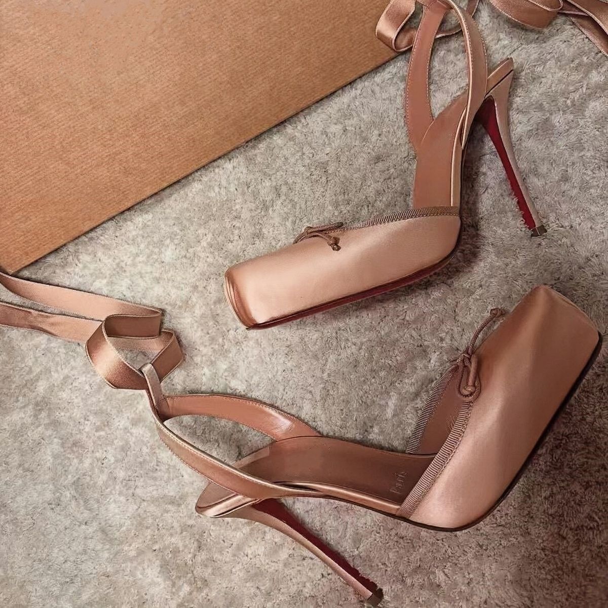 2026 Spring/Summer New High Heels European And American Style Thin Heel Sandals For Women, Closed-Toe, Backless, Satin_vogvips.com