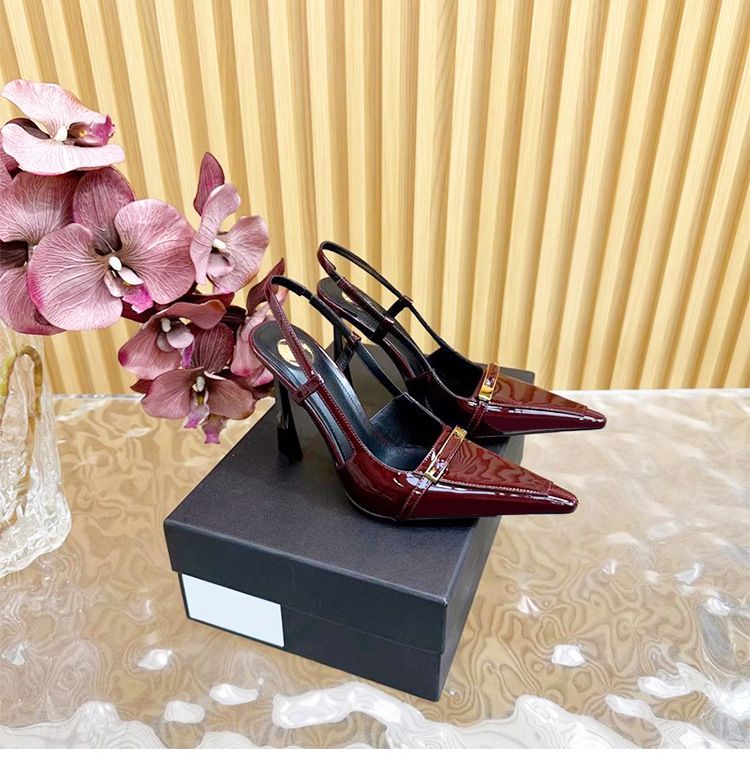 The New French Heels Are High End And Feature A Metal Square Heel And A Thin Heel._vogvips.com