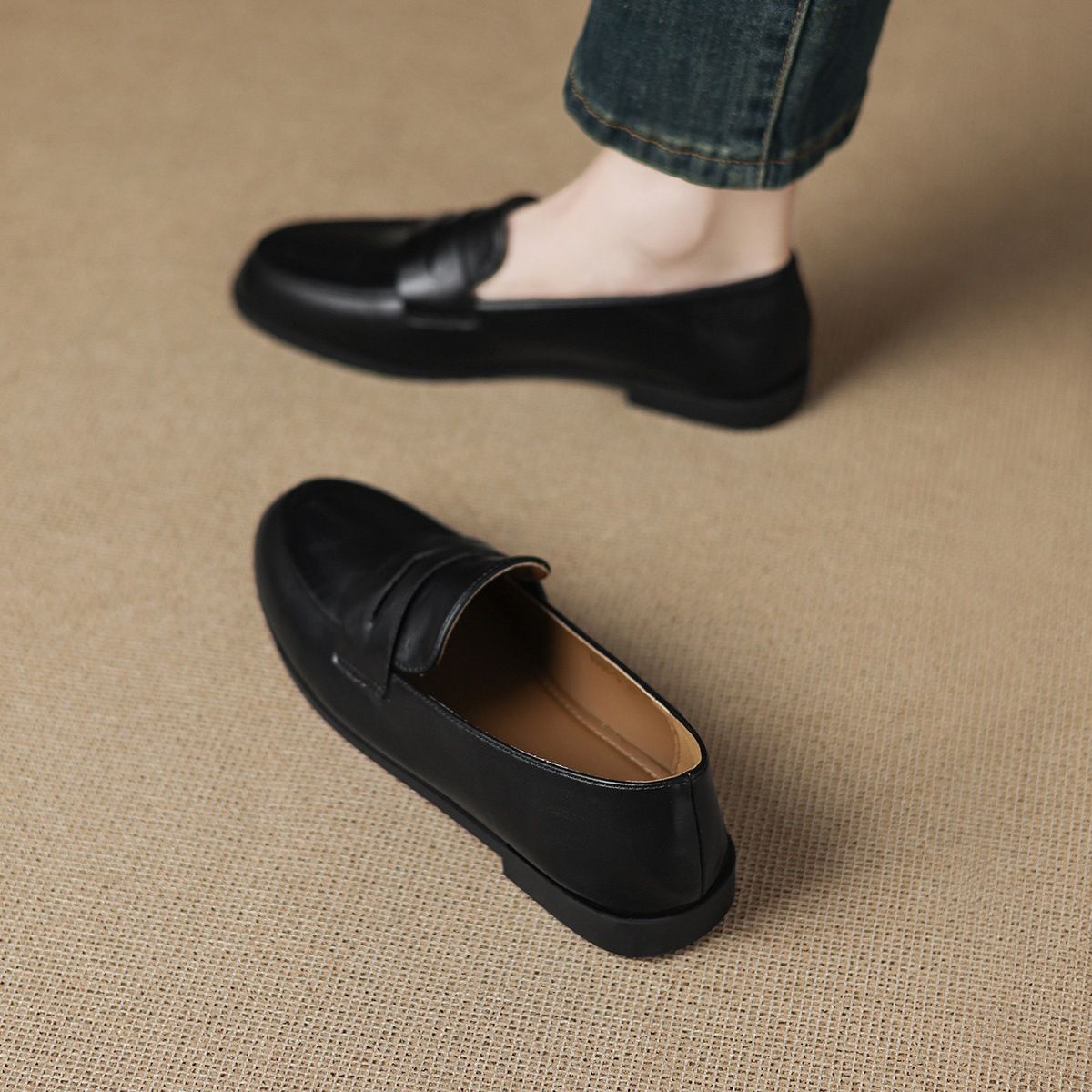 Women's British-style Shoes 2026 New Model, Soft Leather Black Round-toe Flat Slip-on Retro Loafers For Women_vogvips.com