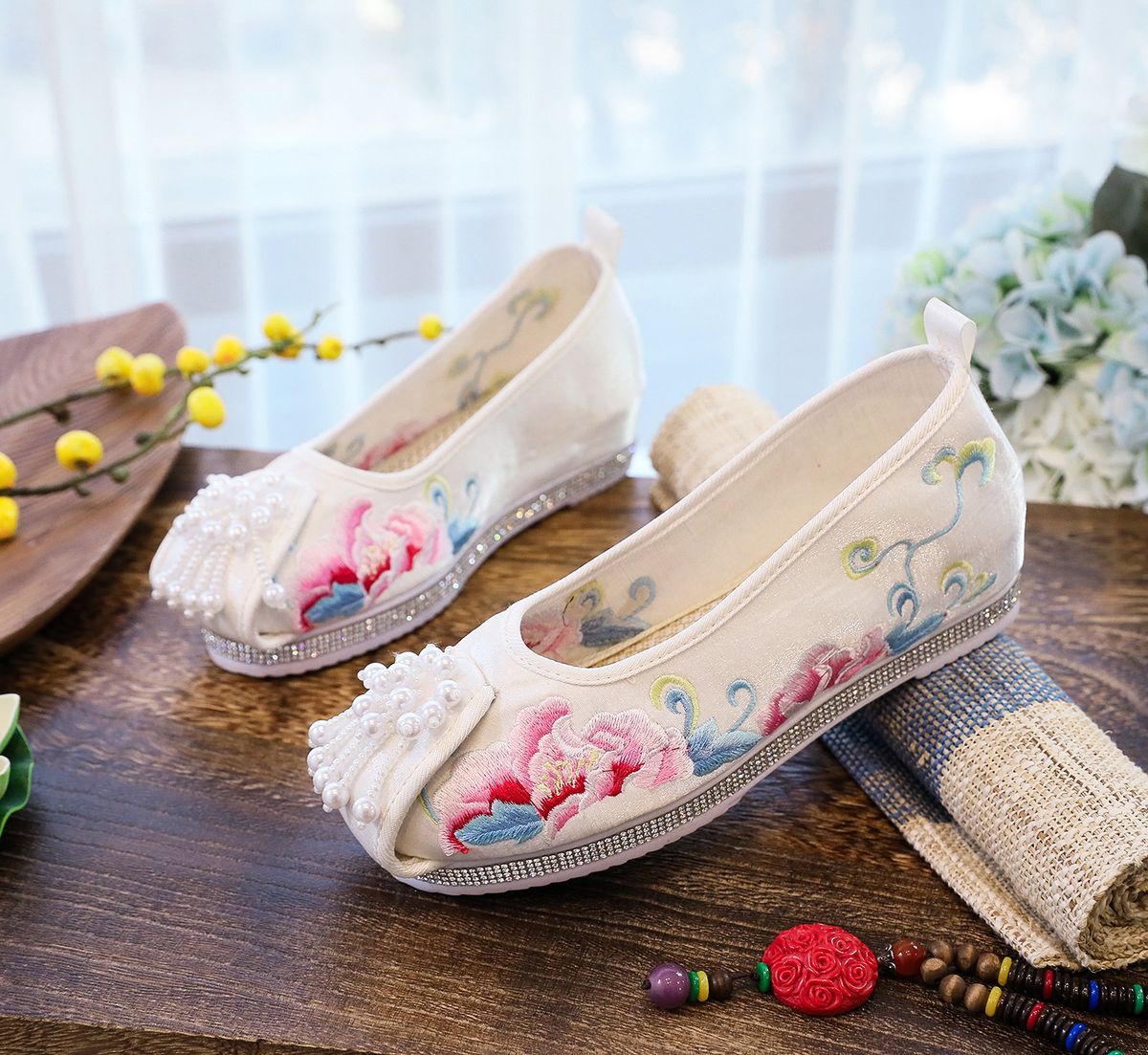 with Upturned Toe Antique Style Beaded Embroidered Cloth Featuring Female Han Elements And Increased Height Hanfu Shoes_vogvips.com