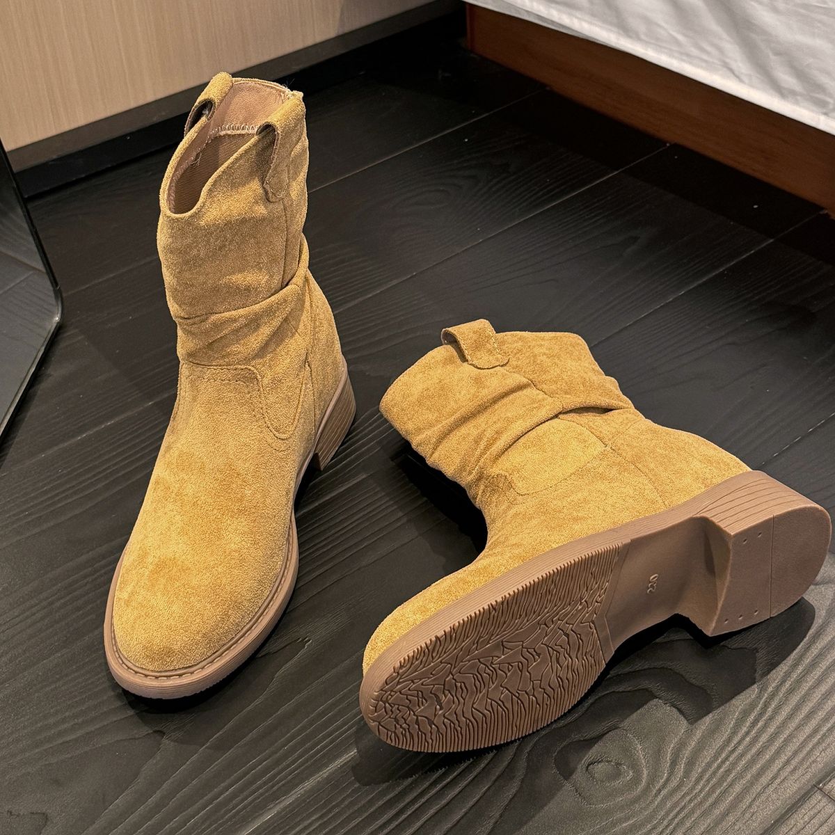 2026 Vintage Round Toe Short For Women Autumn New Fahion Veratile Caual Mid-Calf Wrinkled Wetern Stacked Martin_vogvips.com