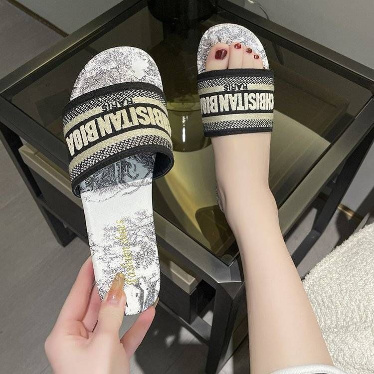 Designer Fashion Men's Women's Popular Pool Beach Shoes And Sandals Flip-flops With Flat Bottoms Outdoor Slippers M00_vogvips.com