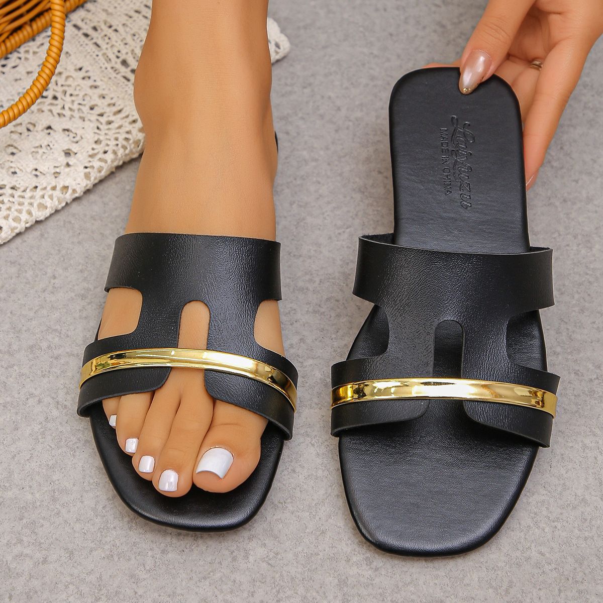 New 2026 Summer Women's Flat Slippers Fashion Casual Sandals Beach Shoes_vogvips.com