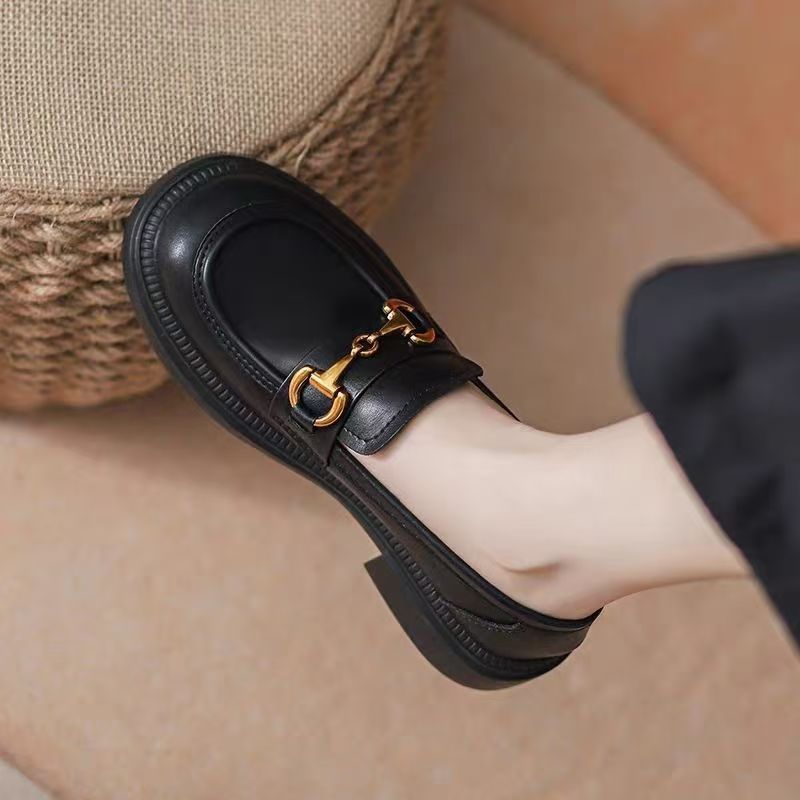 A Woman With A Small Leather Shoe With A Horse Bite And A Pair Of Shoes With A Single Shoe And A Woman In Soft Leather Flat Loafers_vogvips.com