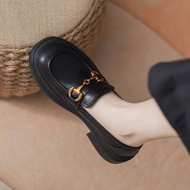A Woman With A Small Leather Shoe With A Horse Bite And A Pair Of Shoes With A Single Shoe And A Woman In Soft Leather Flat Loafers_vogvips.com