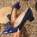 Women’s Pointed‑Toe Block Heel Pumps, Croc‑Embossed Bow Decor Slip‑On Dress Shoes, Mid Chunky Heel Patent‑Look Evening Footwear_vogvips.com