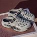 Men's Croc Shoes 2026 New Popular Summer Outdoor Non-Slip Thick-Soled Sports And Driving Dual-Purpose Beach Sandals_vogvips.com