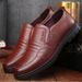 Autumn new men's leather shoes round head breathable British shoes soft sole_vogvips.com