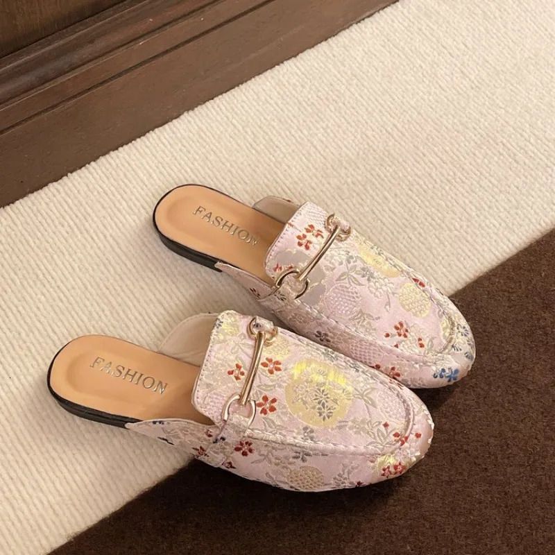 Floral Mule Shoes Woman Elegant Closed Toe Slip On Sandals Ladies Pink Beige Outdoor Slides With Gold Chain 250321_vogvips.com