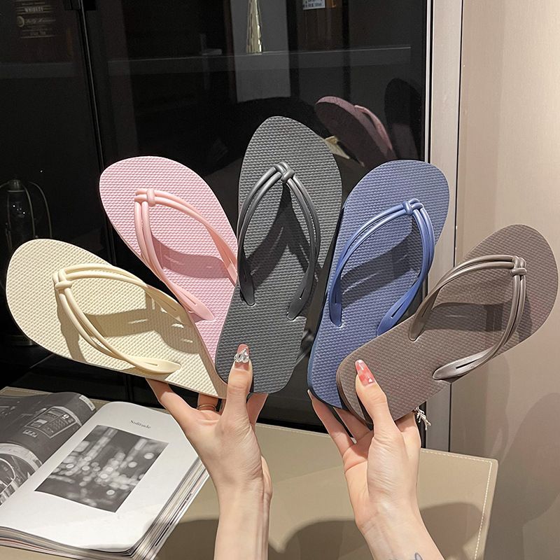 Women's Flip-flops: New Summer Styles For Beach & Pool - Fashionable Thong Sandals For Outdoor Wear_vogvips.com